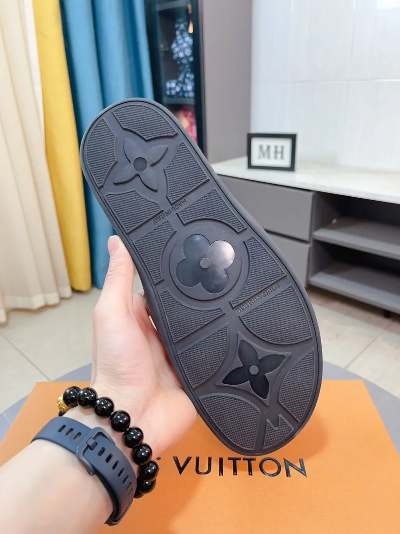 Ex-factory price 320🌹🌹 (lv-Louis Vuitton) new men's sandals, high-end boutique, exquisite embossed logo decoration on the upper, fine workmanship, super soft soles, casual, loose and comfortable, a must-have in summer! \nsize：38-44